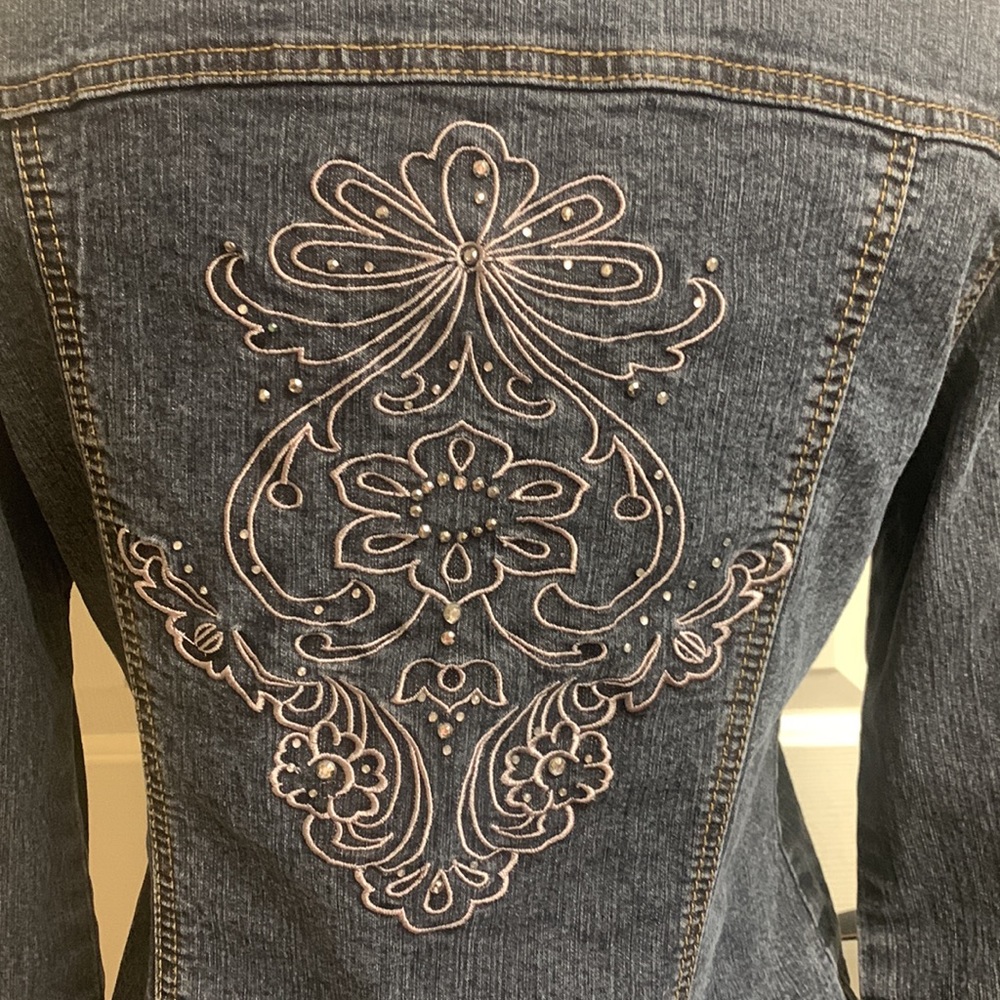 JeanBay Large Petite Jean jacket with design on back, Pit to Pit 19”, L… - Picture 7 of 10